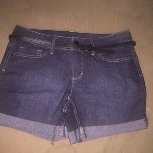 Dark mid thigh shorts with belt